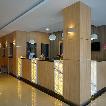 Vaccinated Staff - OYO 344 KR Hotel Palembang Exterior foto