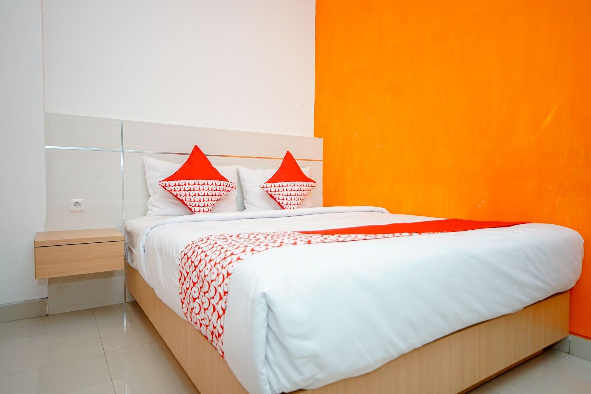Vaccinated Staff - OYO 344 KR Hotel Palembang Exterior foto