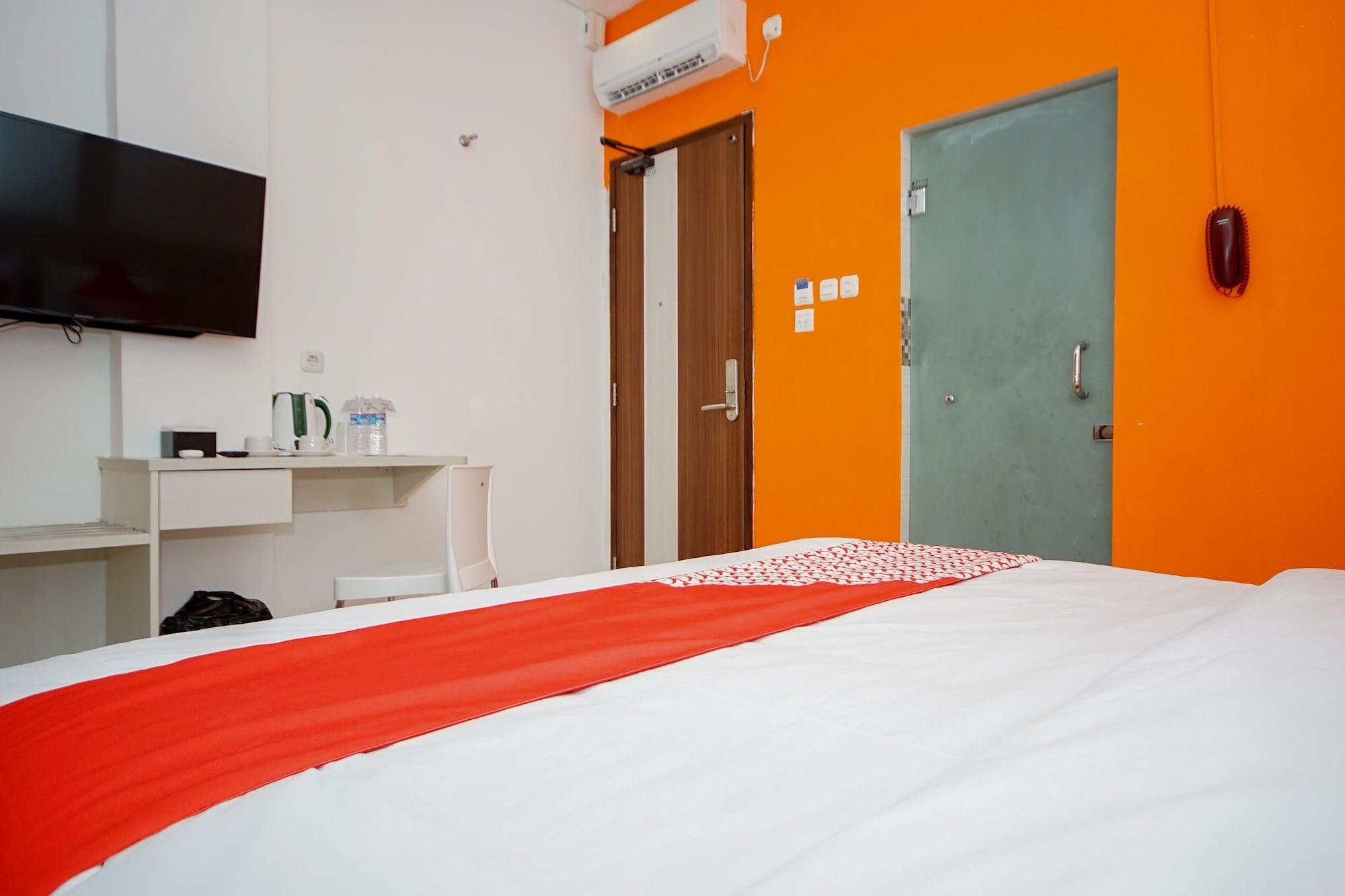 Vaccinated Staff - OYO 344 KR Hotel Palembang Exterior foto