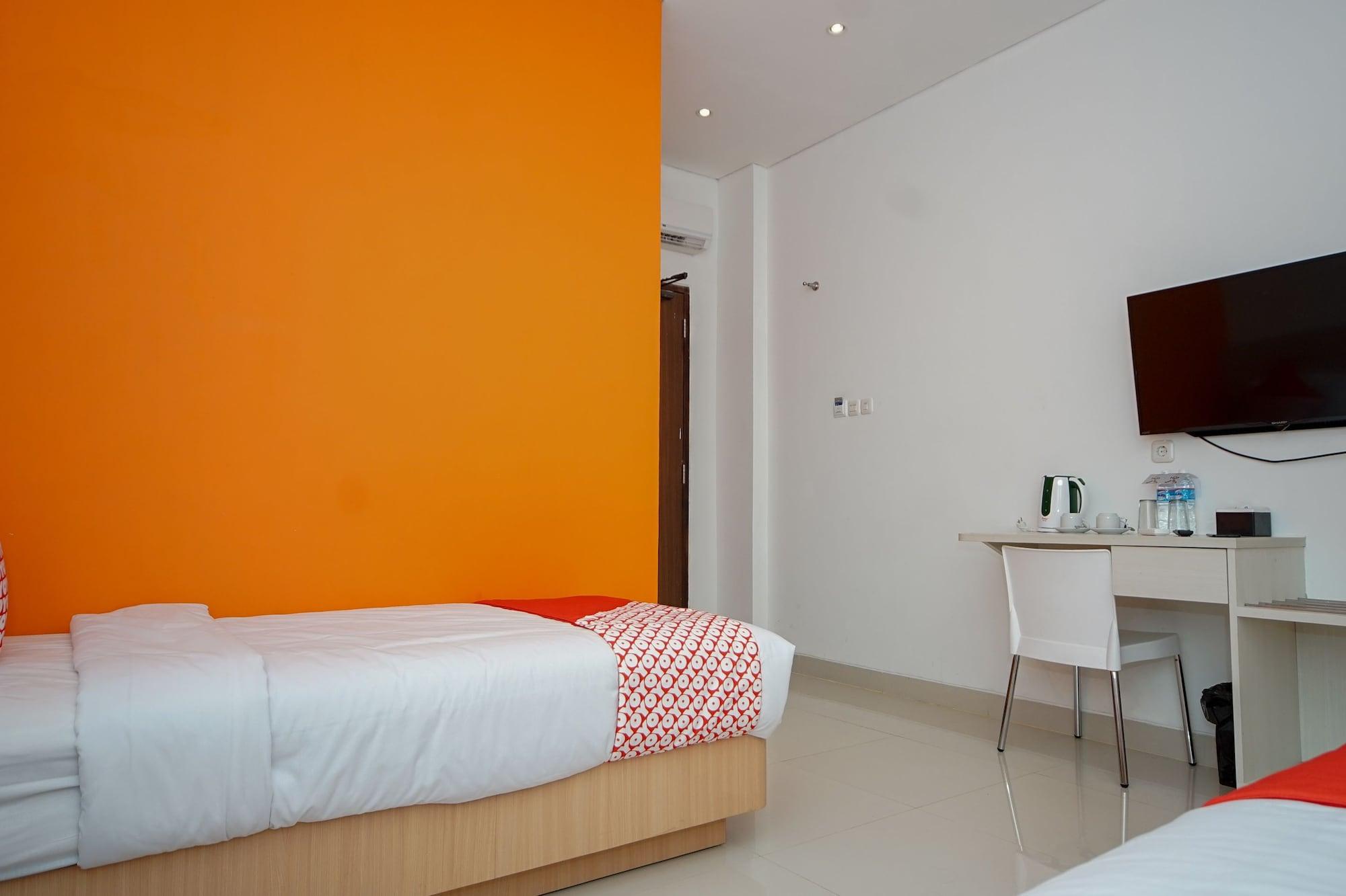 Vaccinated Staff - OYO 344 KR Hotel Palembang Exterior foto