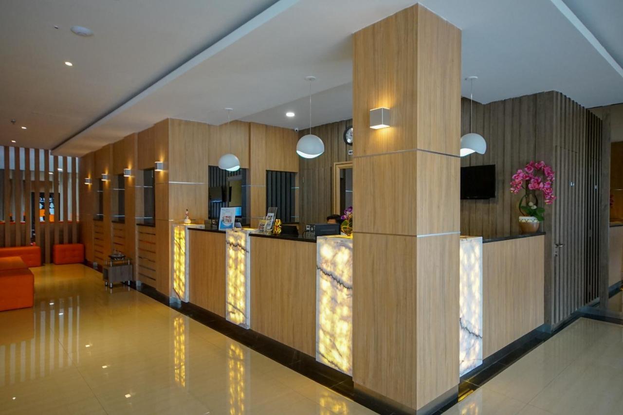 Vaccinated Staff - OYO 344 KR Hotel Palembang Exterior foto
