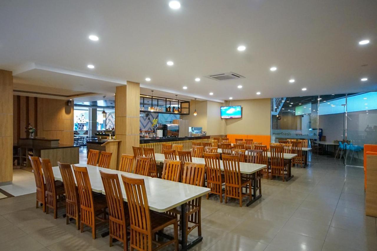 Vaccinated Staff - OYO 344 KR Hotel Palembang Exterior foto