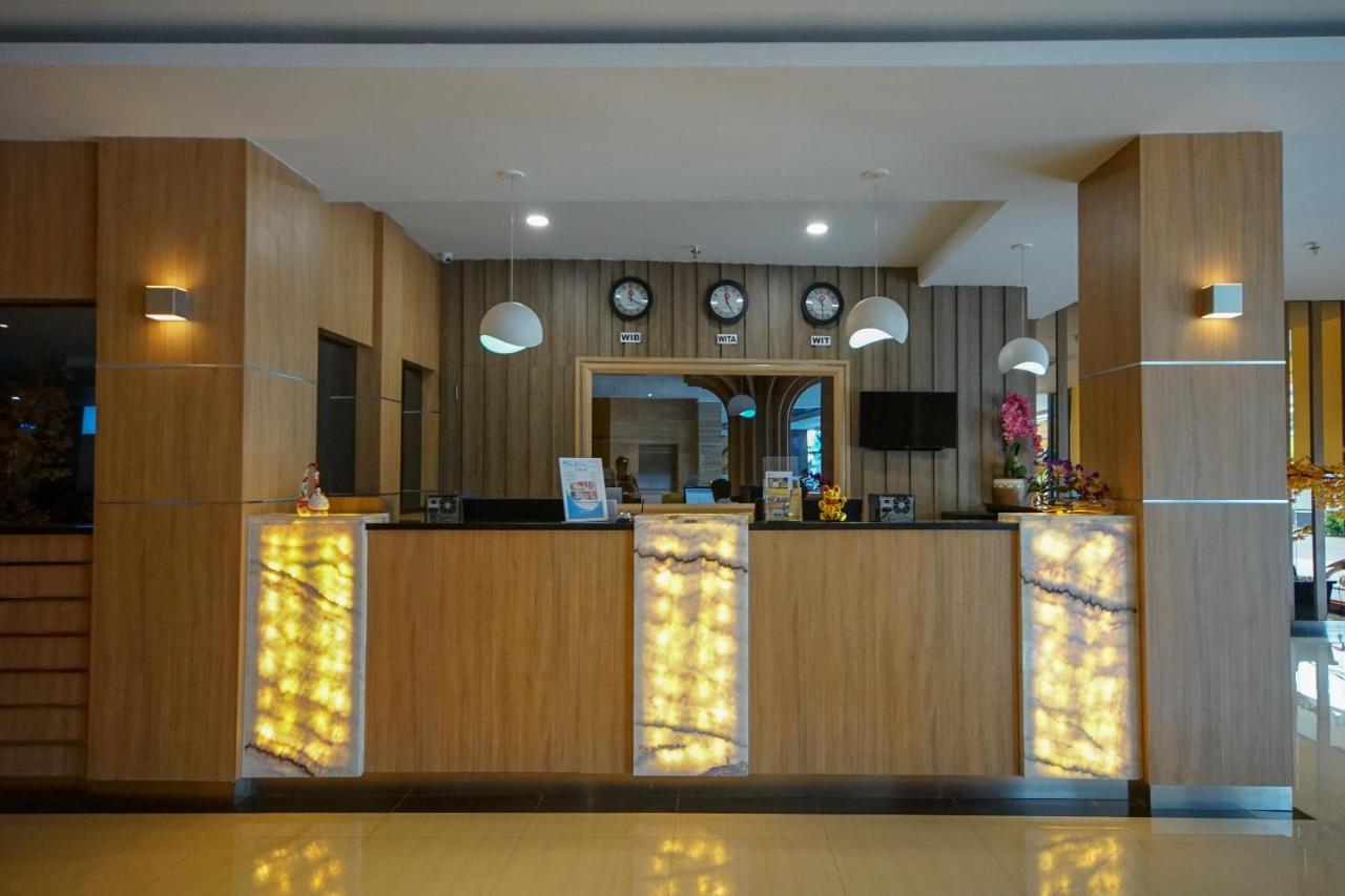 Vaccinated Staff - OYO 344 KR Hotel Palembang Exterior foto