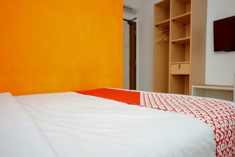 Vaccinated Staff - OYO 344 KR Hotel Palembang Exterior foto