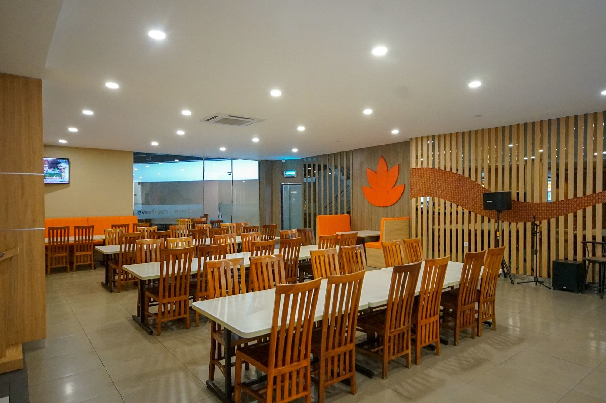 Vaccinated Staff - OYO 344 KR Hotel Palembang Exterior foto